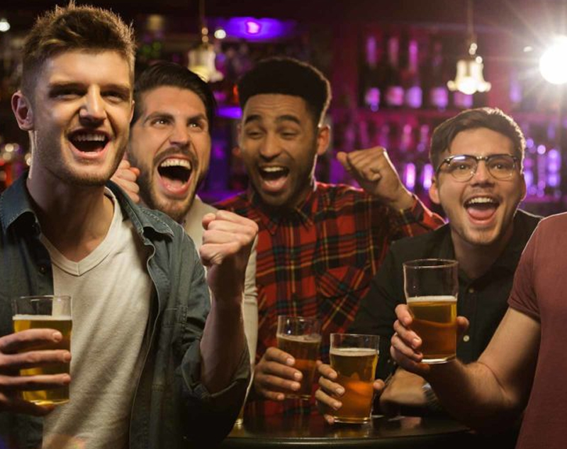 Mannen tijdens een vrijgezellenfeest